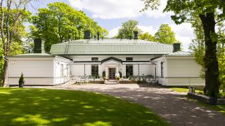 Backaksen kartanon päärakennuksessa toimii tilausravintola.