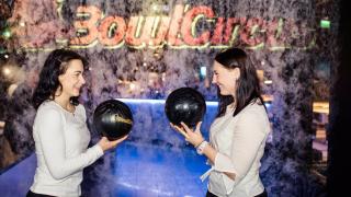 Kaksi keilaajaa keilapalloineen BowlCircus Flamingossa.