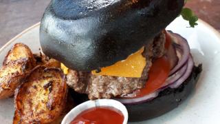 Musta hampurilainen Heurekan Tiederavintolassa.